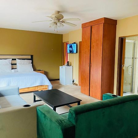 C And C Guest House/ Bed And Breakfast Pretoria Ngoại thất bức ảnh