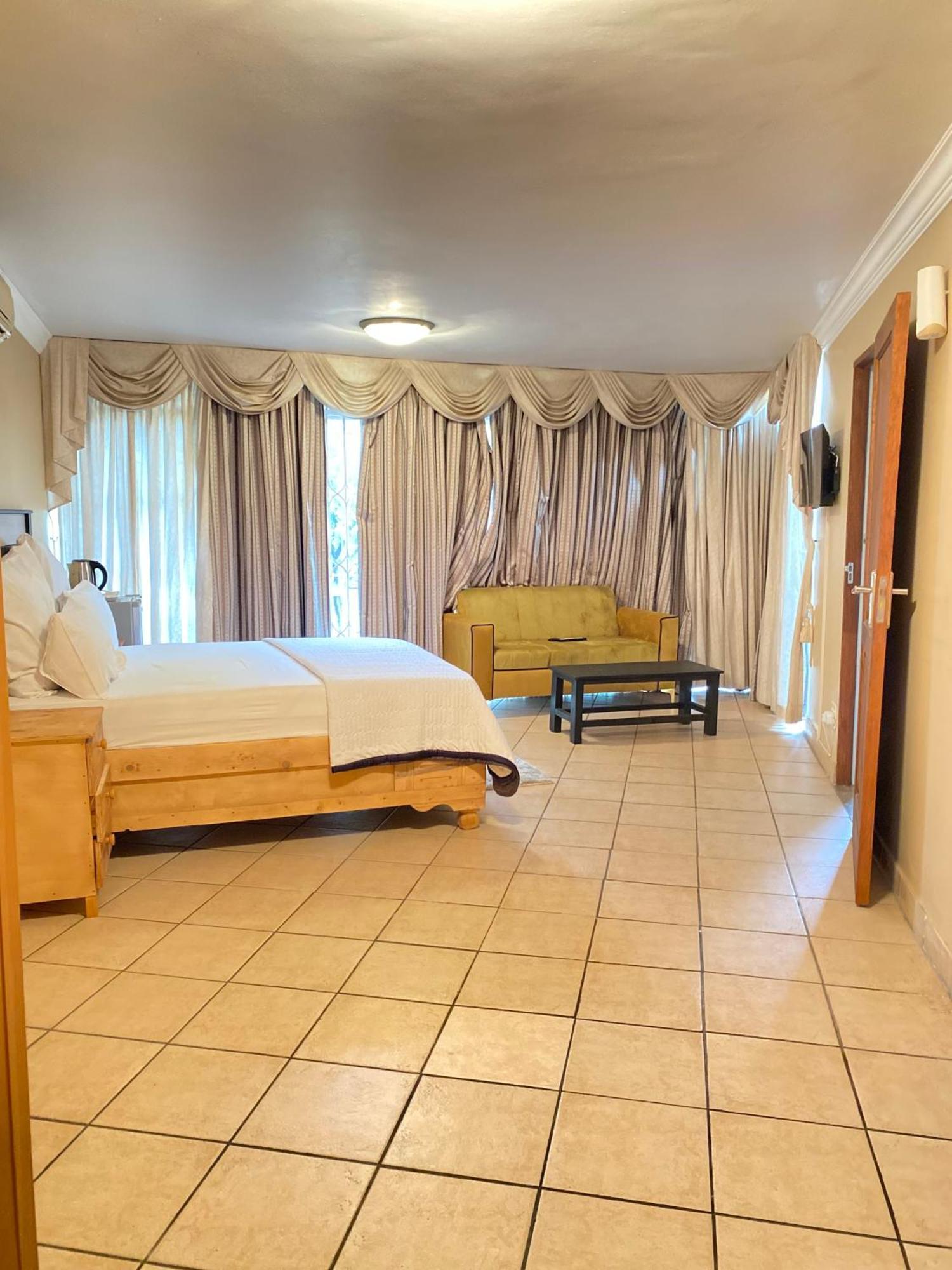 C And C Guest House/ Bed And Breakfast Pretoria Ngoại thất bức ảnh